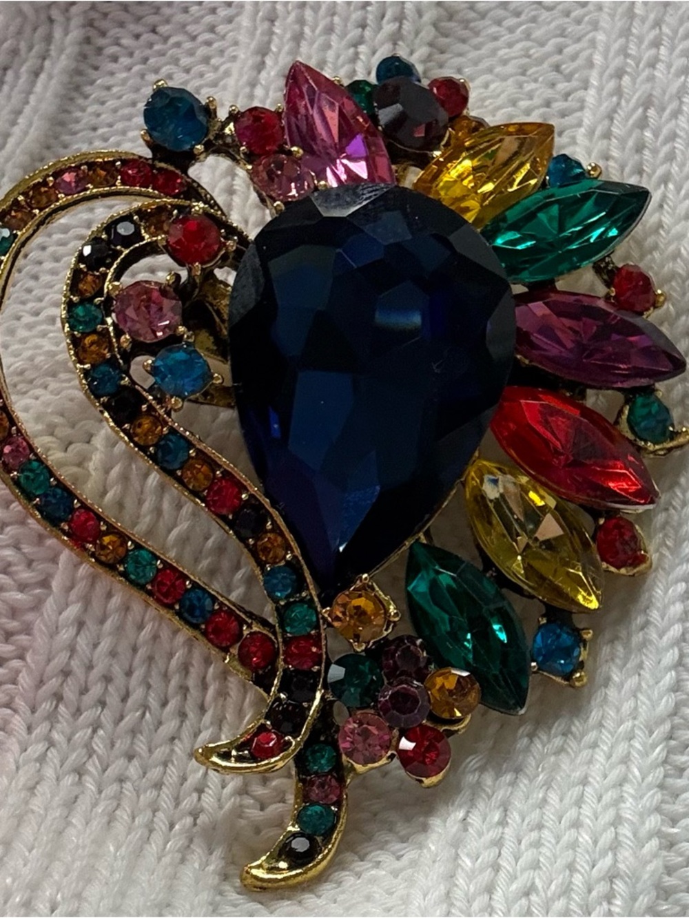 Heart Crystal Rhinestone Brooch or Pendent with Deep Blue Center - Picture 7 of 8